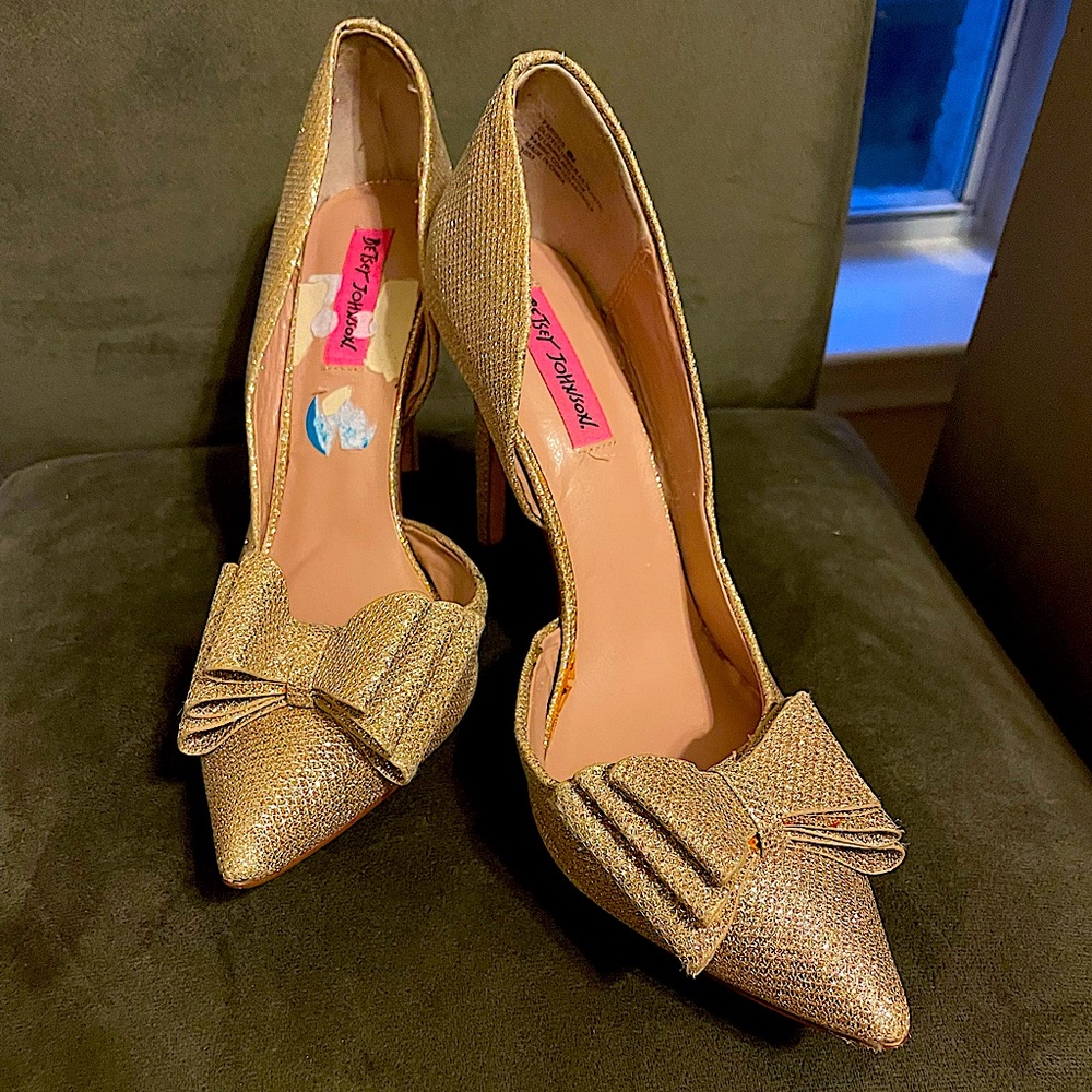 Betsey Johnson gold glitter bow heels